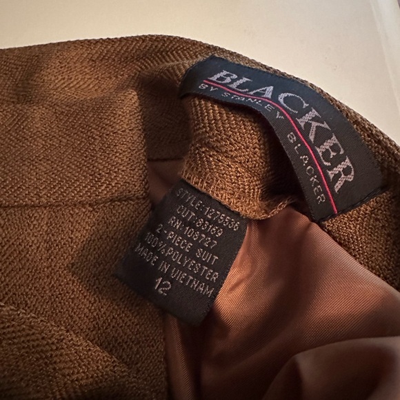 Ladies dress suit. Jacket size 8; slacks size 12. - Picture 3 of 6